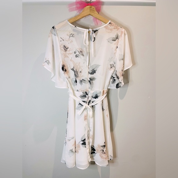 Beautiful White Floral Mini Dress with V-Neck - Picture 2 of 2